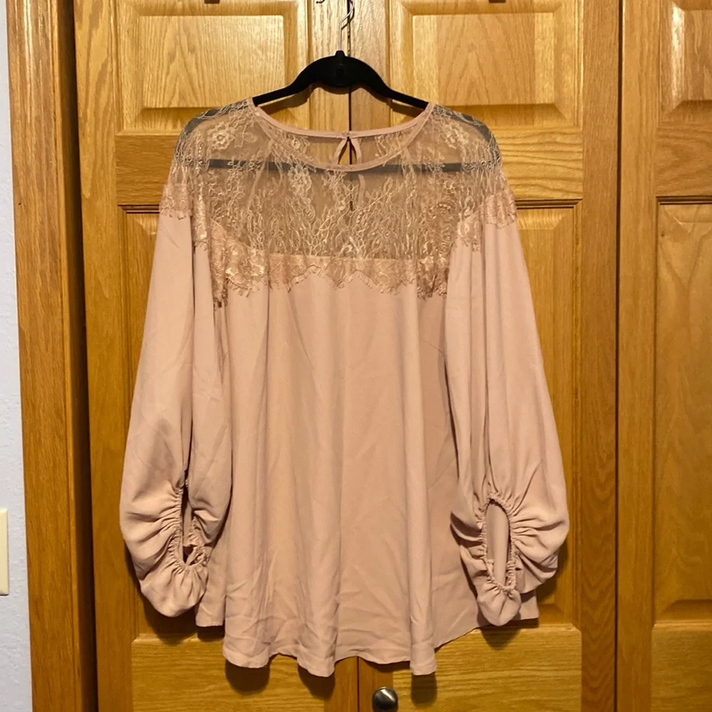Davi & Dani blush pink ballon sleeve lace detail top New size 1XL - Picture 2 of 10